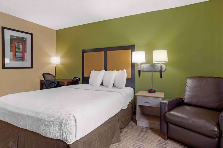 Room 13 of 27
