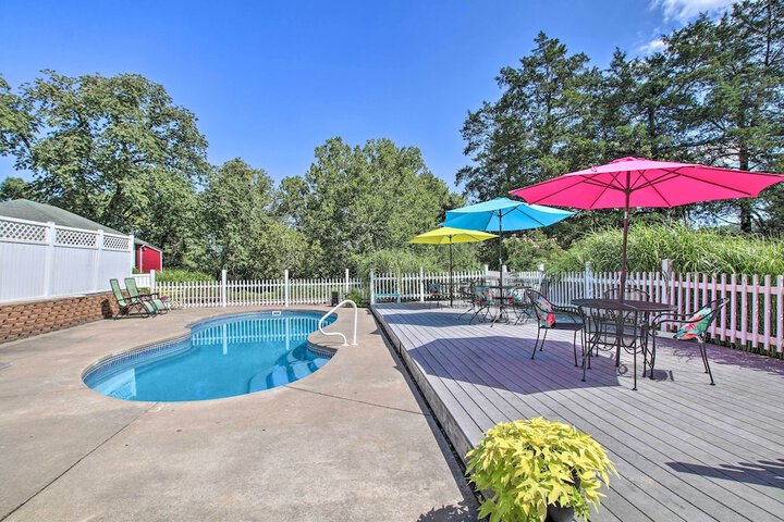 turtle Rock - Ironton Cabin w / Furnished Patio!