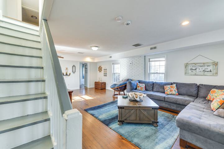 Adorable Cottage: Fire Pit Walk to Colonial Beach