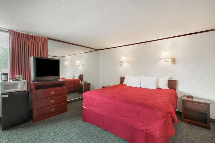 Room 4 of 16