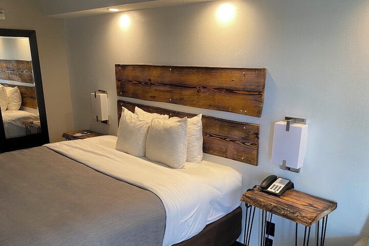 Room 17 of 33