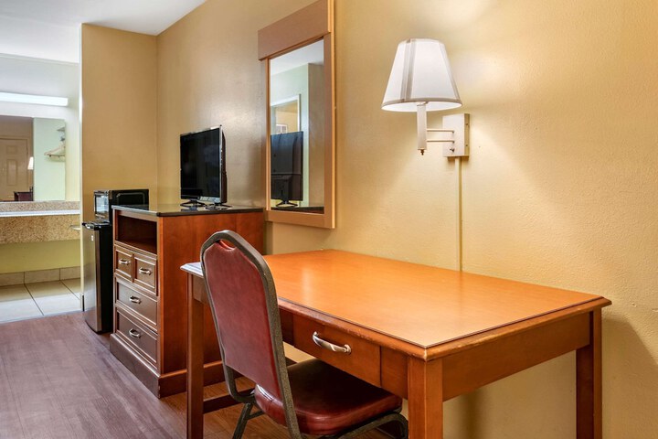 Room 13 of 33