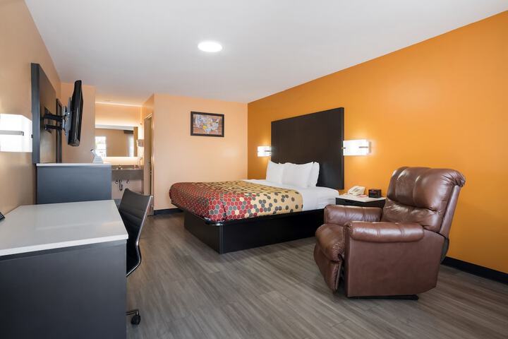 Room 4 of 16