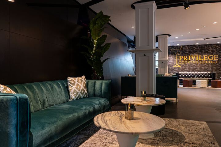 Lounge 43 of 59
