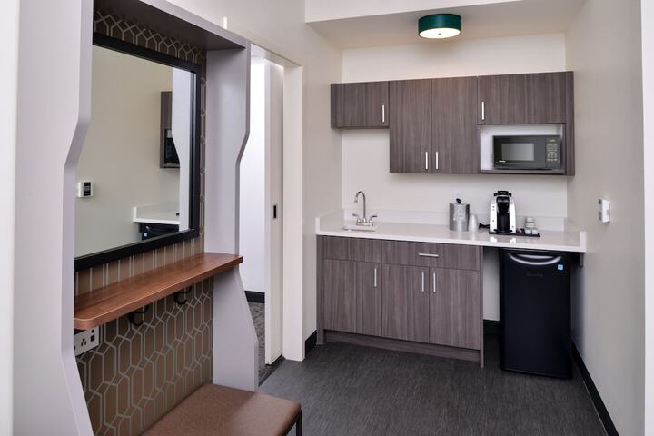 Holiday Inn & Suites Farmington Hills - Detroit NW by IHG