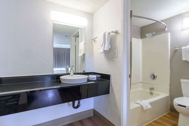 Room 16 of 28