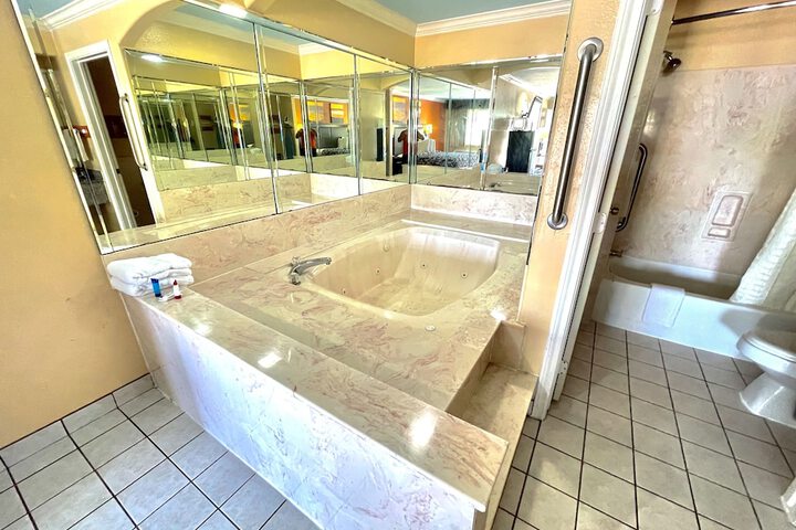 Luxury Inn & Suites Liberty