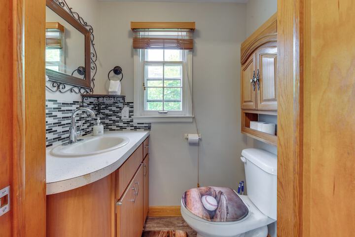 Cozy Iowa Getaway w / Patio & Fenced-in Yard!