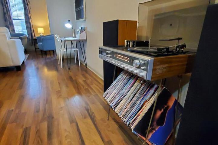 Old Fort Loft King & Queen suites nearest accomodation to Marshals Museum power your EV for free!