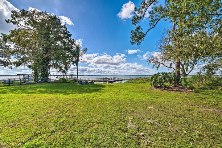 Waterfront Lake Dora Escape w / Private Dock & Slip