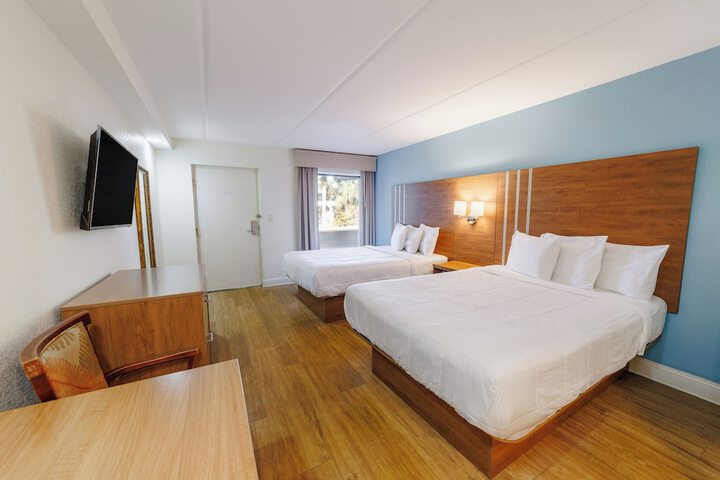 Dunes Inn & Suites