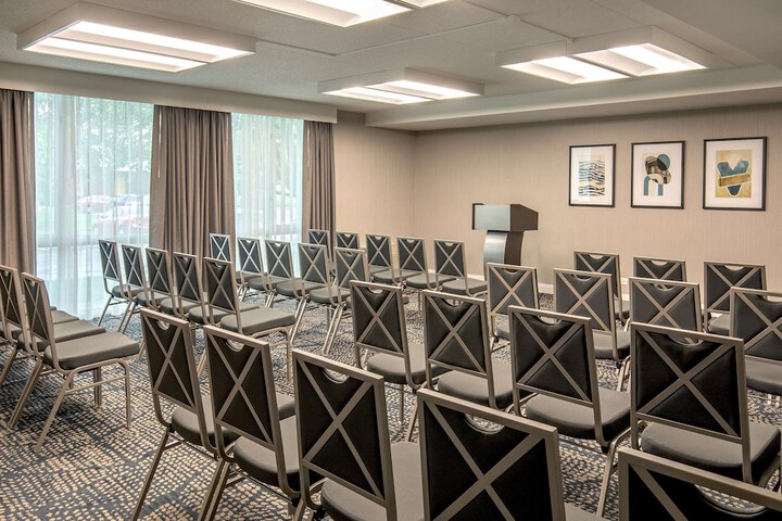 DoubleTree by Hilton Chicago - North Shore Conference Center