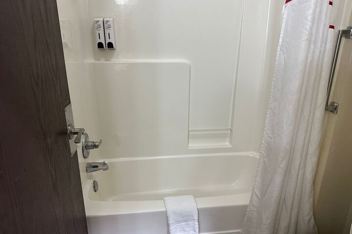 Econo Lodge Inn & Suites