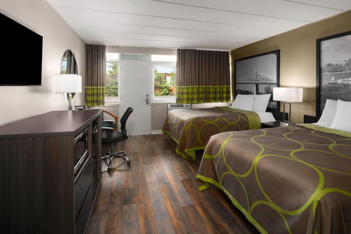 Super 8 by Wyndham Gananoque / Country Squire Resort