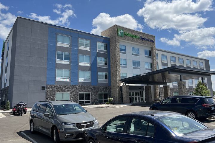 Holiday Inn Express and Suites Tomah by IHG