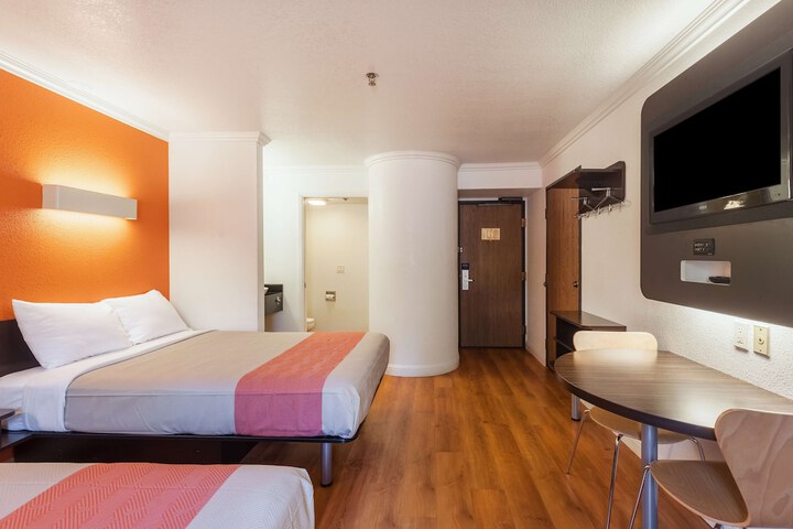 Room 25 of 31