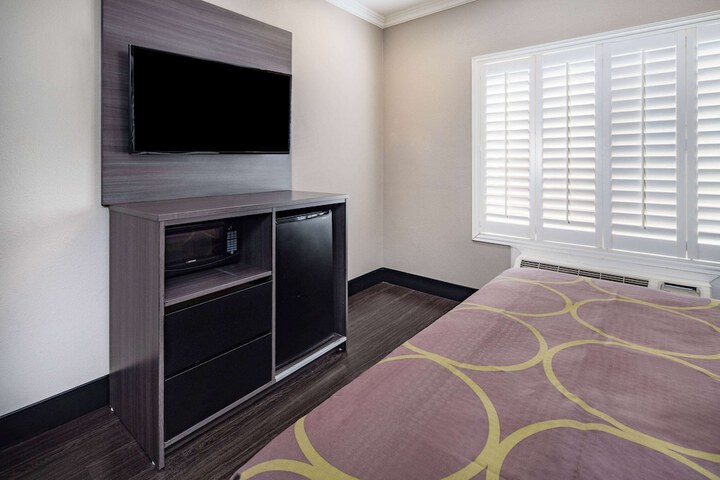 Room 15 of 32
