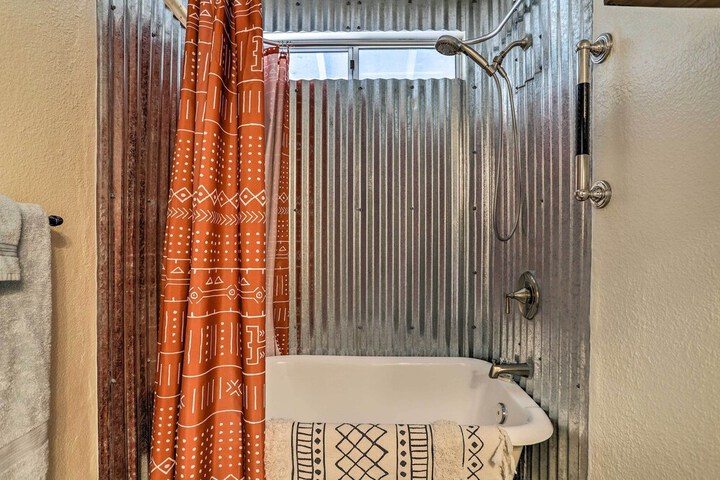 Indie-eclectic Desert Home w / Hot Tub + Patio