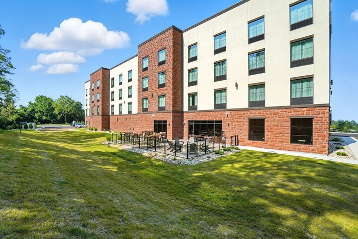Cobblestone Hotel & Suites-Bellefontaine