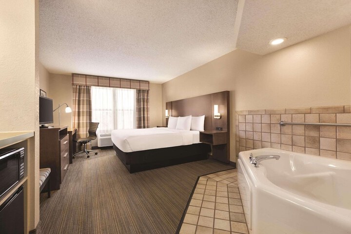 Country Inn & Suites by Radisson Forest Lake, MN
