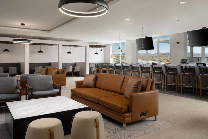 Lounge 17 of 27