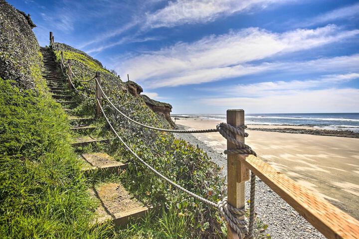 Oceanfront Cottage W / deck & Secluded Beach Access!