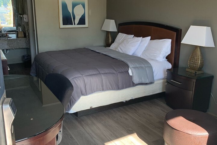 Room 27 of 33