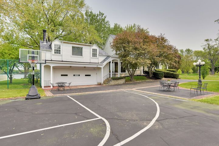 Pistakee Lake Estate w / Boat Dock & Hot Tub!