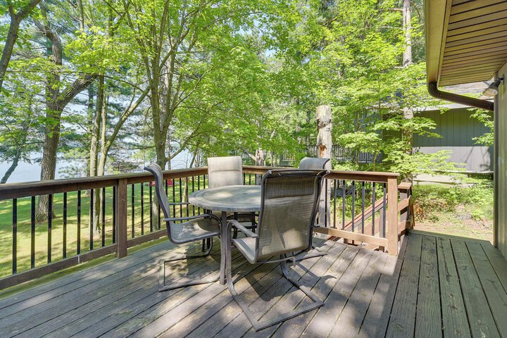 Spacious Luxury Cabin w / Deck & Dock on Bone Lake