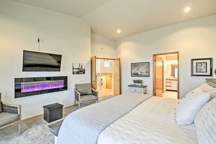 Unique Port Ludlow Home w / 3 Decks & Hot Tub!