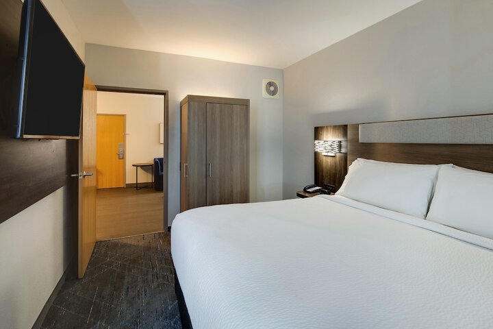Room 32 of 48