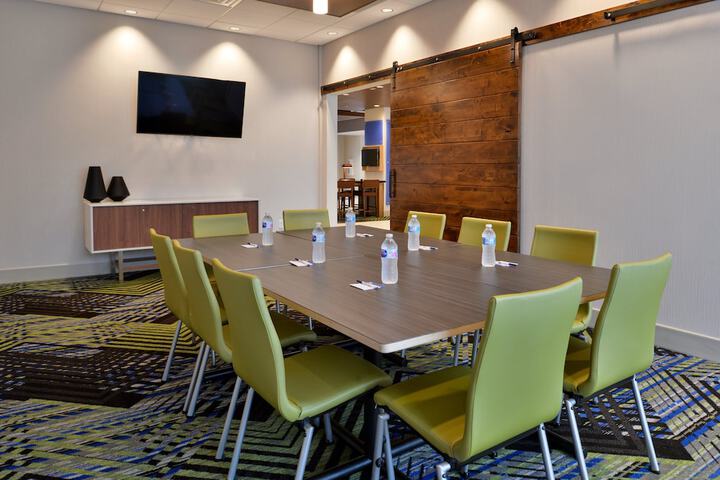 Holiday Inn Express & Suites Marshalltown by IHG