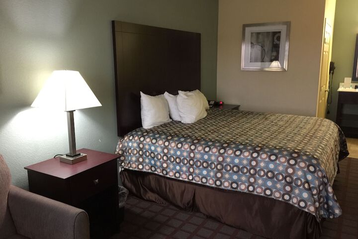Pearsall Inn & Suites