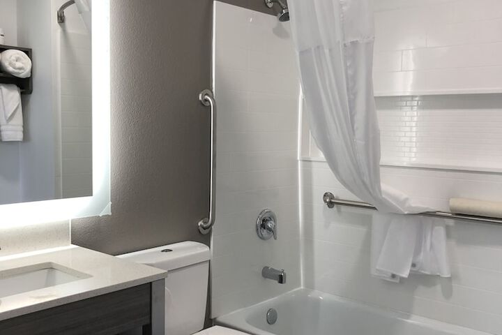 Room 12 of 25