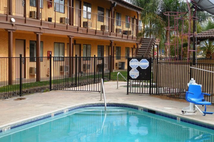 Pool 13 of 40