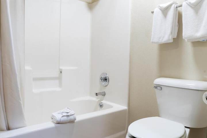 Pinedale Hotel & Suites
