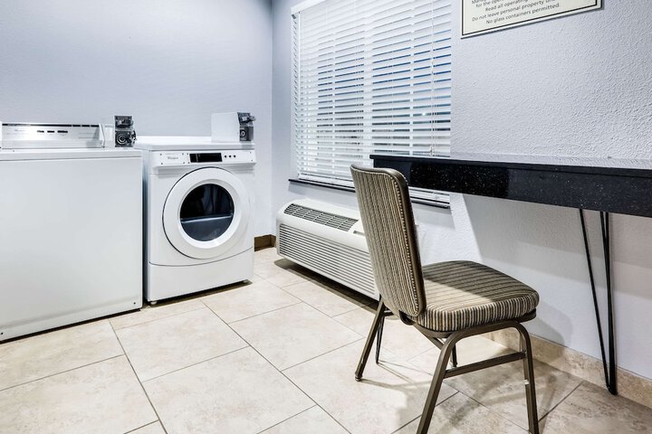 La Quinta Inn & Suites by Wyndham DFW Airport West - Euless