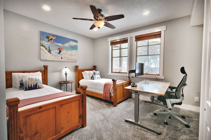Town Pointe B101 3 Bedroom Condo by RedAwning