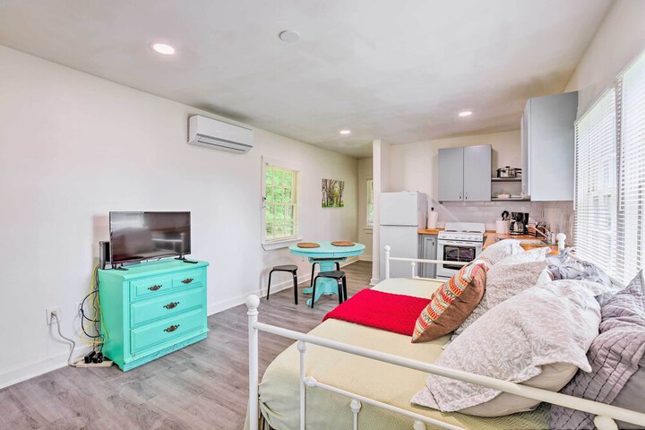 Quaint Leeds Studio w / Yard 18 Mi to Birmingham!