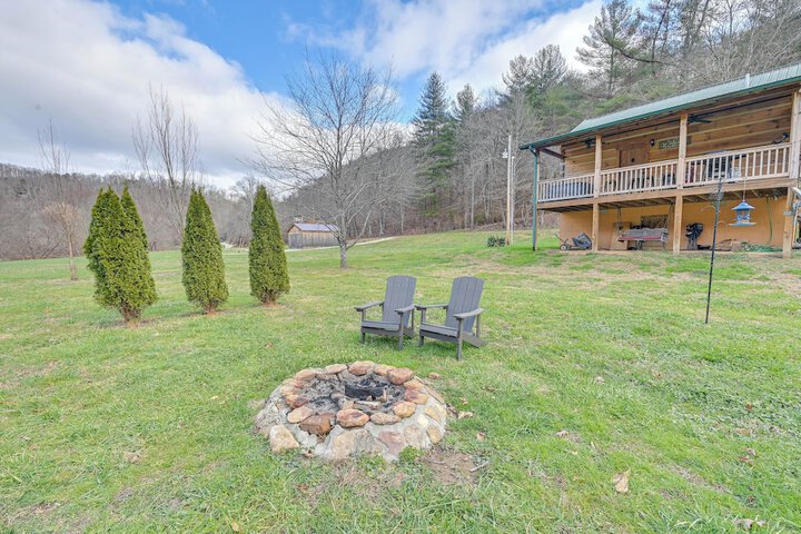 Pet-friendly Cabin w / Hot Tub in Daniel Boone NF