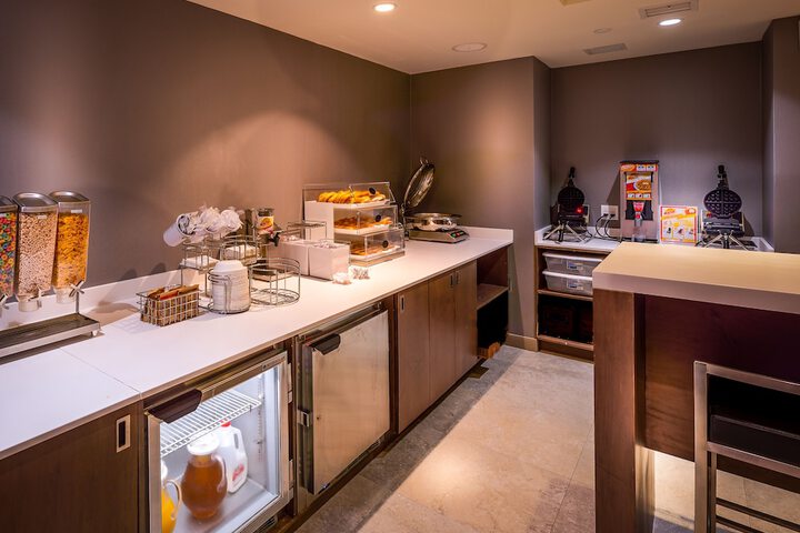 La Quinta Inn & Suites by Wyndham Times Square South