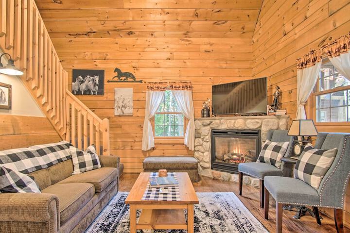 Rustic Rothbury Cabin w / Resort Amenity Access!