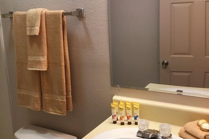 Room 5 of 8