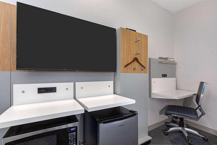 Room 10 of 25