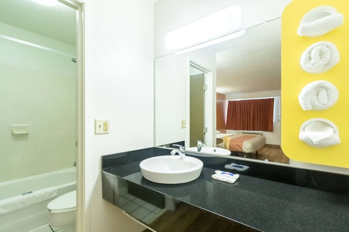 Room 8 of 40