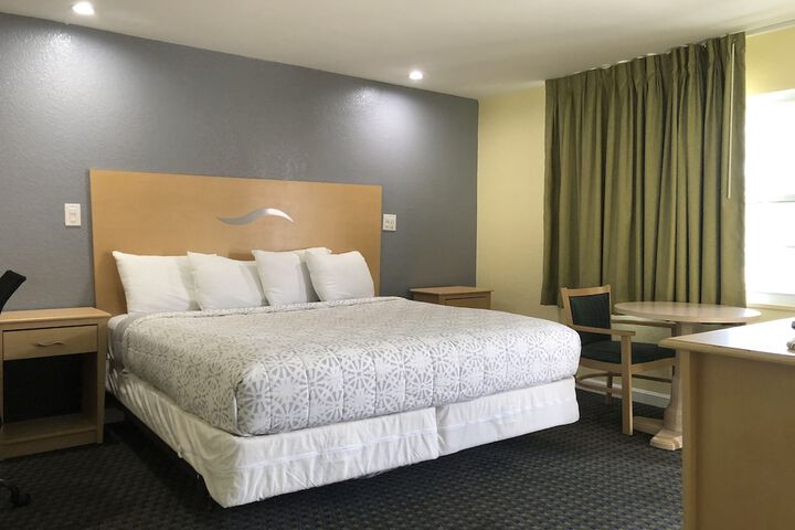 Chisholms Motor Inn