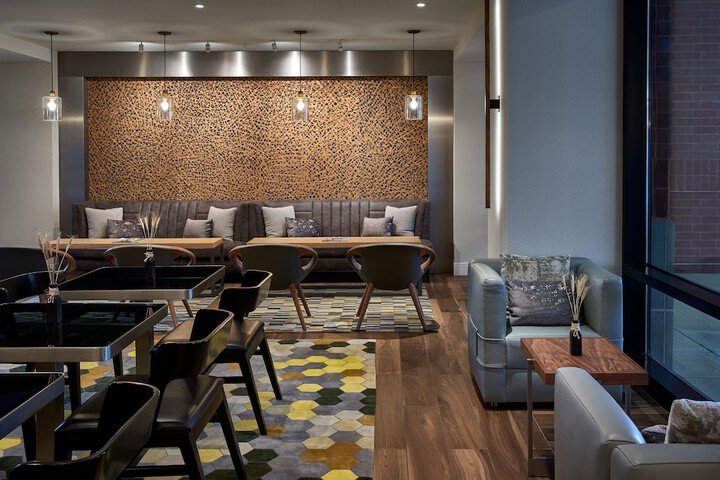Lounge 78 of 85