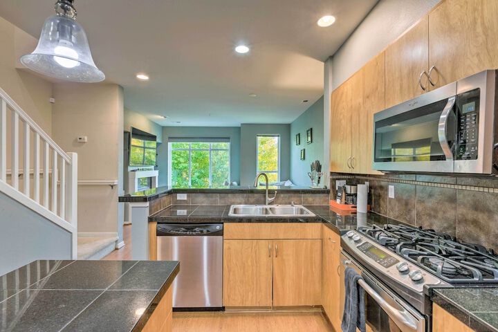 Walk to Local Shops & Eats! Quaint Issaquah Home