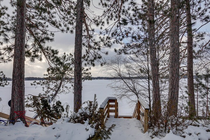 Lakefront Rhinelander Retreat w / Private Hot Tub!