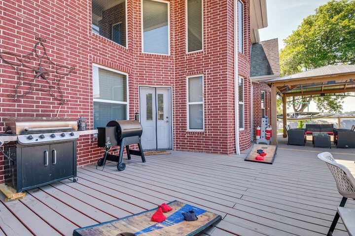 Beautiful Montgomery Home w / Lakefront Deck!